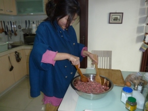 1601 Jenny making meatloaf